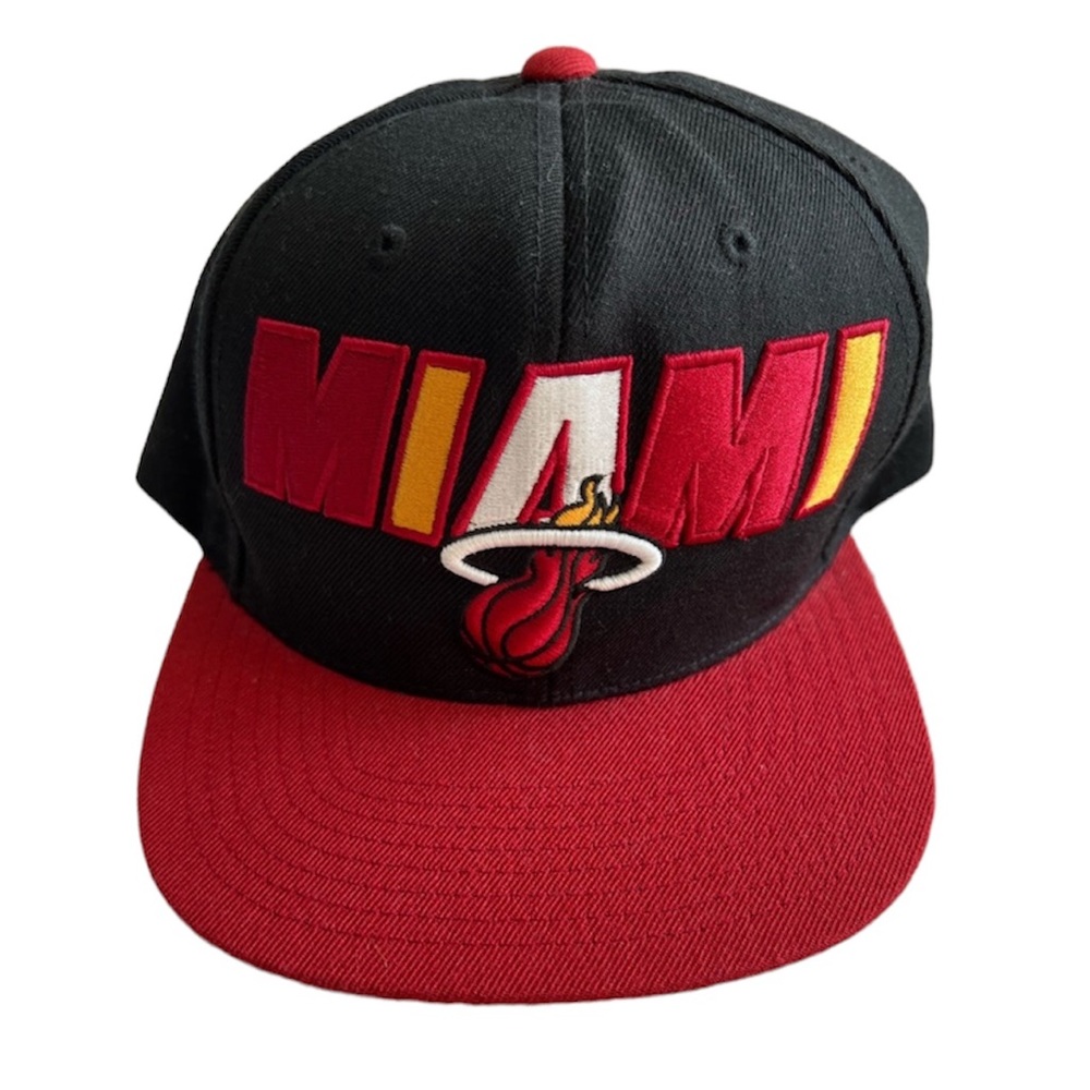 Mitchell & Ness Black/Red Miami Heat MVP Team Two-Tone 2.0 Stretch-Snapback Hat